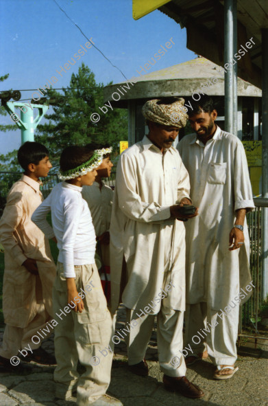 Image of sheet 20030080 photo 24: Ayubia is a small town in the Khyber-Pakhtunkhwa province of Pakistan. It is located near the Murree hills and Galyat and is home to Ayubia National Park. It is a very famous tourist destination and includes one of the oldest chair lifts of the area.
Leute Männer und Frauen fahren auf den Berg in einer der  Bäume im Galyat tal
(eine der ältesten) Gondelbahn auch für Familien im National Park. Junges Paar auf dem Spielplatz Sicht auf die Berge des Kashmir Talstation Gondelbahn Junge Pakistani