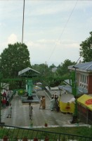 Image of sheet 20030080 photo 3: Ayubia is a small town in the Khyber-Pakhtunkhwa province of Pakistan. It is located near the Murree hills and Galyat and is home to Ayubia National Park. It is a very famous tourist destination and includes one of the oldest chair lifts of the area.
Leute Männer und Frauen fahren auf den Berg in einer der  Bäume im Galyat tal
(eine der ältesten) Gondelbahn auch für Familien im National Park. Junges Paar auf dem Spielplatz Sicht auf die Berge des Kashmir Talstation Junge Pakistani