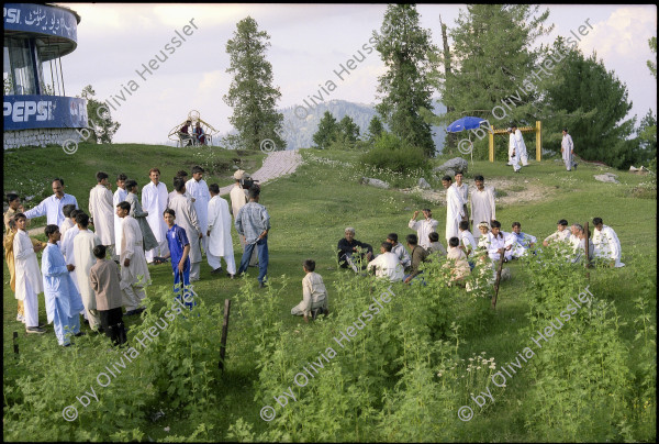 Image of sheet 20030080 photo 32: Ayubia is a small town in the Khyber-Pakhtunkhwa province of Pakistan. It is located near the Murree hills and Galyat and is home to Ayubia National Park. It is a very famous tourist destination and includes one of the oldest chair lifts of the area.
Leute Männer und Frauen fahren auf den Berg in einer der  Bäume im Galyat tal
(eine der ältesten) Gondelbahn auch für Familien im National Park des Kashmir Talstation Gondelbahn Junge Pakistani
Pakistan