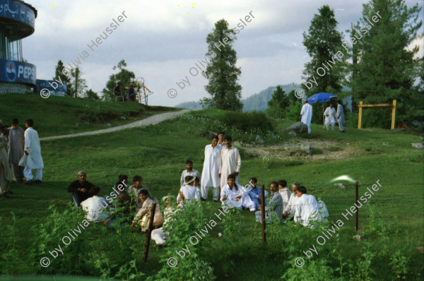 Image of sheet 20030080 photo 33: Ayubia is a small town in the Khyber-Pakhtunkhwa province of Pakistan. It is located near the Murree hills and Galyat and is home to Ayubia National Park. It is a very famous tourist destination and includes one of the oldest chair lifts of the area.
Leute Männer und Frauen fahren auf den Berg in einer der  Bäume im Galyat tal
(eine der ältesten) Gondelbahn auch für Familien im National Park. Junges Paar auf dem Spielplatz Sicht auf die Berge des Kashmir Talstation Gondelbahn Junge Pakistani