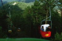 Image of sheet 20030080 photo 36: Ayubia is a small town in the Khyber-Pakhtunkhwa province of Pakistan. It is located near the Murree hills and Galyat and is home to Ayubia National Park. It is a very famous tourist destination and includes one of the oldest chair lifts of the area.
Leute Männer und Frauen fahren auf den Berg in einer der  Bäume im Galyat tal
(eine der ältesten) Gondelbahn auch für Familien im National Park. Junges Paar auf dem Spielplatz Sicht auf die Berge des Kashmir Talstation Gondelbahn Junge Pakistani