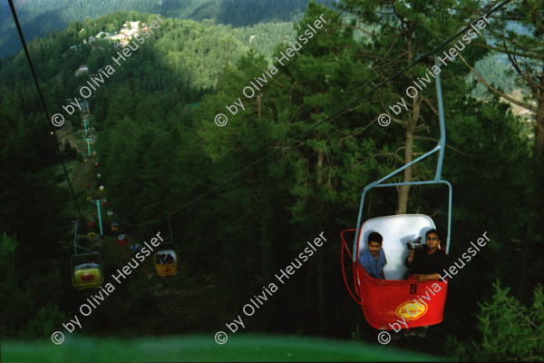 Image of sheet 20030080 photo 36: Ayubia is a small town in the Khyber-Pakhtunkhwa province of Pakistan. It is located near the Murree hills and Galyat and is home to Ayubia National Park. It is a very famous tourist destination and includes one of the oldest chair lifts of the area.
Leute Männer und Frauen fahren auf den Berg in einer der  Bäume im Galyat tal
(eine der ältesten) Gondelbahn auch für Familien im National Park. Junges Paar auf dem Spielplatz Sicht auf die Berge des Kashmir Talstation Gondelbahn Junge Pakistani