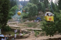 Image of sheet 20030080 photo 8: Ayubia is a small town in the Khyber-Pakhtunkhwa province of Pakistan. It is located near the Murree hills and Galyat and is home to Ayubia National Park. It is a very famous tourist destination and includes one of the oldest chair lifts of the area.
Leute Männer und Frauen fahren auf den Berg in einer der  Bäume im Galyat tal
(eine der ältesten) Gondelbahn auch für Familien im National Park. Junges Paar auf dem Spielplatz Sicht auf die Berge des Kashmir Talstation Gondelbahn Junge Pakistani
