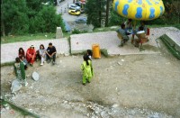Image of sheet 20030080 photo 9: Ayubia is a small town in the Khyber-Pakhtunkhwa province of Pakistan. It is located near the Murree hills and Galyat and is home to Ayubia National Park. It is a very famous tourist destination and includes one of the oldest chair lifts of the area.
Leute Männer und Frauen fahren auf den Berg in einer der  Bäume im Galyat tal
(eine der ältesten) Gondelbahn auch für Familien im National Park. Junges Paar auf dem Spielplatz Sicht auf die Berge des Kashmir Talstation Gondelbahn Junge Pakistani
