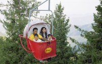 Image of sheet 20030090 photo 0: Ayubia is a small town in the Khyber-Pakhtunkhwa province of Pakistan. It is located near the Pakistan Kashmir hills and Galyat is home to Ayubia National Park. It is a very famous tourist destination and includes one of the oldest chair lifts of the area.
Leute Männer  Shahzad Khan Mann beim Wasser filtern mit Katadyn in Pet Flaschen.  Wald Bäume im Galyat tal
(eine der ältesten) Gondelbahn auch für Familien im National Park. Staatliches Hotel