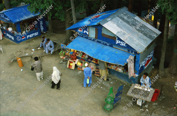 Image of sheet 20030090 photo 13: Ayubia is a small town in the Khyber-Pakhtunkhwa province of Pakistan. It is located near the Pakistan Kahmir hills and Galyat is home to Ayubia National Park. It is a very famous tourist destination and includes one of the oldest chair lifts of the area.
Leute Männer  Shahzad Khan Mann beim Wasser filtern mit Katadyn in Pet Flaschen.  Wald Bäume im Galyat tal
(eine der ältesten) Gondelbahn auch für Familien im National Park. Staatliches Hotel