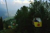 Image of sheet 20030090 photo 2: Ayubia is a small town in the Khyber-Pakhtunkhwa province of Pakistan. It is located near the Pakistan Kahmir hills and Galyat is home to Ayubia National Park. It is a very famous tourist destination and includes one of the oldest chair lifts of the area.
Leute Männer  Shahzad Khan Mann beim Wasser filtern mit Katadyn in Pet Flaschen.  Wald Bäume im Galyat tal
(eine der ältesten) Gondelbahn auch für Familien im National Park. Staatliches Hotel