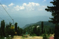 Image of sheet 20030090 photo 29: Ayubia is a small town in the Khyber-Pakhtunkhwa province of Pakistan. It is located near the Pakistan Kahmir hills and Galyat is home to Ayubia National Park. It is a very famous tourist destination and includes one of the oldest chair lifts of the area.
Leute Männer  Shahzad Khan Mann beim Wasser filtern mit Katadyn in Pet Flaschen.  Wald Bäume im Galyat tal
(eine der ältesten) Gondelbahn auch für Familien im National Park. Staatliches Hotel