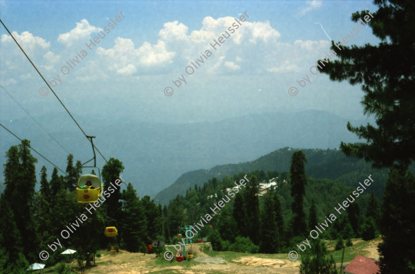 Image of sheet 20030090 photo 29: Ayubia is a small town in the Khyber-Pakhtunkhwa province of Pakistan. It is located near the Pakistan Kahmir hills and Galyat is home to Ayubia National Park. It is a very famous tourist destination and includes one of the oldest chair lifts of the area.
Leute Männer  Shahzad Khan Mann beim Wasser filtern mit Katadyn in Pet Flaschen.  Wald Bäume im Galyat tal
(eine der ältesten) Gondelbahn auch für Familien im National Park. Staatliches Hotel