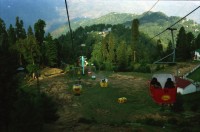 Image of sheet 20030090 photo 4: Ayubia is a small town in the Khyber-Pakhtunkhwa province of Pakistan. It is located near the Pakistan Kahmir hills and Galyat is home to Ayubia National Park. It is a very famous tourist destination and includes one of the oldest chair lifts of the area.
Leute Männer  Shahzad Khan Mann beim Wasser filtern mit Katadyn in Pet Flaschen.  Wald Bäume im Galyat tal
(eine der ältesten) Gondelbahn auch für Familien im National Park. Staatliches Hotel