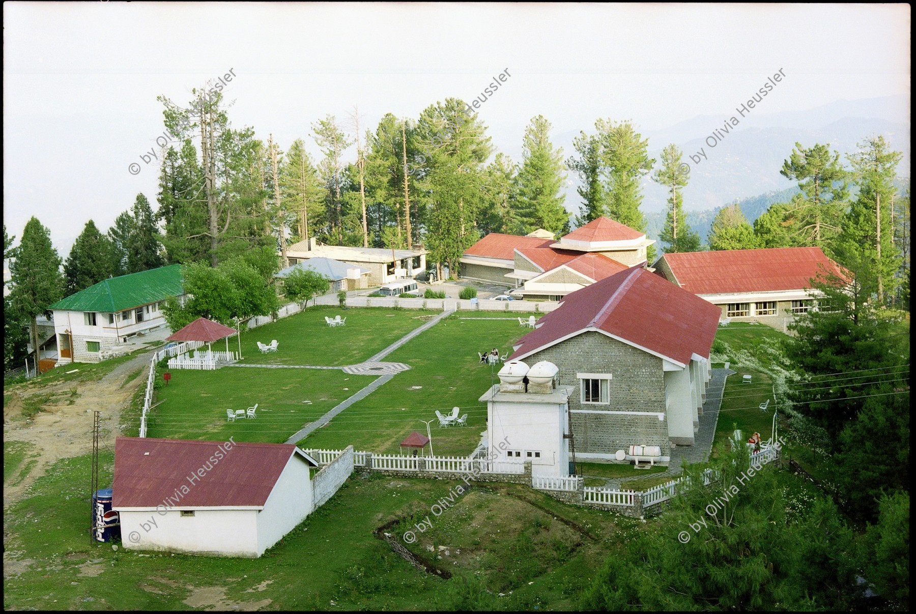 Image of sheet 20030090 photo 5: Ayubia is a small town in the Khyber-Pakhtunkhwa province of Pakistan. It is located near the Pakistan Kahsmir hills and Galyat is home to Ayubia National Park. It is a very famous tourist destination and includes one of the oldest chair lifts of the area.
Leute Männer  Shahzad Khan Mann beim Wasser filtern mit Katadyn in Pet Flaschen.  Wald Bäume im Galyat tal
(eine der ältesten) Gondelbahn auch für Familien im National Park. Staatliches Hotel