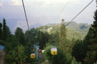 Image of sheet 20030090 photo 9: Ayubia is a small town in the Khyber-Pakhtunkhwa province of Pakistan. It is located near the Pakistan Kahmir hills and Galyat is home to Ayubia National Park. It is a very famous tourist destination and includes one of the oldest chair lifts of the area.
Leute Männer  Shahzad Khan Mann beim Wasser filtern mit Katadyn in Pet Flaschen.  Wald Bäume im Galyat tal
(eine der ältesten) Gondelbahn auch für Familien im National Park. Staatliches Hotel