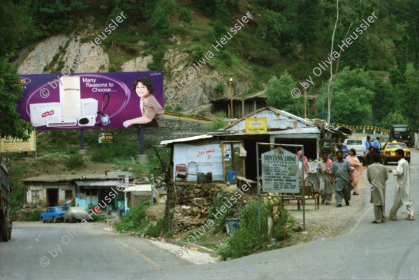 Image of sheet 20030100 photo 13: Ayubia is a small town in the Khyber-Pakhtunkhwa province of Pakistan. It is located near the Murree hills and Galyat and is home to Ayubia National Park. It is a very famous tourist destination and includes one of the oldest chair lifts of the area.
Pakistan Kuzagali: Parkwächter am Eingang zum Ajubia National Park. 23/05/2003 entering Ajubia National Park. Parkguide having a break, in the park you can see rhesus monkeys sitting around.