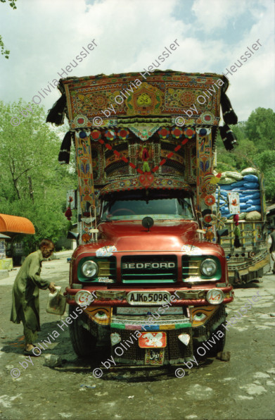 Image of sheet 20030110 photo 14: Murree city (Punjabi, Urdu: مری) is a popular hill station and a summer resort, especially for the residents of Islamabad, and for the cities of the province of Punjab, Pakistan. Murree is also the administrative centre of Murree Tehsil, which is a sub-division of Rawalpindi District and includes the Murree Hills.
Lastwagen Trucks Holz Wood Water Wasser Bäume Wald Forest Trees People in a Beerdigung Funeral Néstle Werbung Publicity