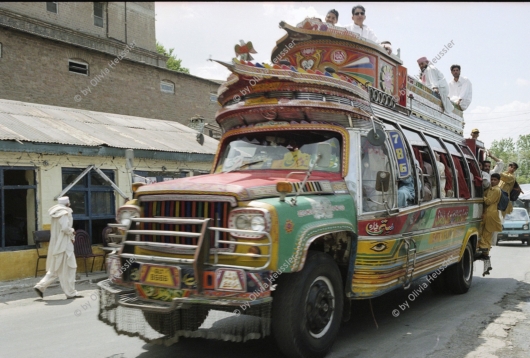 Image of sheet 20030110 photo 16: Ein typischer Autobus
Kunstvoll dekorierter Personenbus. 23/05/2003 Pakistan Punjab Murree Publictransportation by bus.