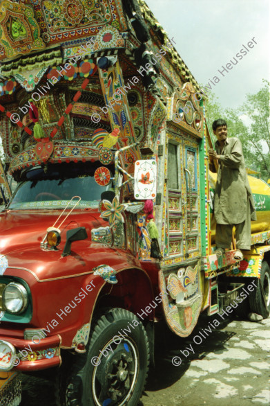 Image of sheet 20030110 photo 17: Murree city (Punjabi, Urdu: مری) is a popular hill station and a summer resort, especially for the residents of Islamabad, and for the cities of the province of Punjab, Pakistan. Murree is also the administrative centre of Murree Tehsil, which is a sub-division of Rawalpindi District and includes the Murree Hills.
Lastwagen Trucks Holz Wood Water Wasser Bäume Wald Forest Trees People in a Beerdigung Funeral Néstle Werbung Publicity