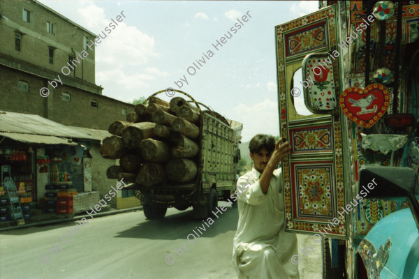 Image of sheet 20030110 photo 19: Murree city (Punjabi, Urdu: مری) is a popular hill station and a summer resort, especially for the residents of Islamabad, and for the cities of the province of Punjab, Pakistan. Murree is also the administrative centre of Murree Tehsil, which is a sub-division of Rawalpindi District and includes the Murree Hills.
Lastwagen Trucks Holz Wood Water Wasser Bäume Wald Forest Trees People in a Beerdigung Funeral Néstle Werbung Publicity