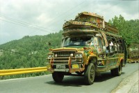 Image of sheet 20030110 photo 2: Murree city (Punjabi, Urdu: مری) is a popular hill station and a summer resort, especially for the residents of Islamabad, and for the cities of the province of Punjab, Pakistan. Murree is also the administrative centre of Murree Tehsil, which is a sub-division of Rawalpindi District and includes the Murree Hills.
Lastwagen Trucks Holz Wood Water Wasser Bäume Wald Forest Trees People in a Beerdigung Funeral Néstle Werbung Publicity
