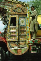 Image of sheet 20030110 photo 20: Murree city (Punjabi, Urdu: مری) is a popular hill station and a summer resort, especially for the residents of Islamabad, and for the cities of the province of Punjab, Pakistan. Murree is also the administrative centre of Murree Tehsil, which is a sub-division of Rawalpindi District and includes the Murree Hills.
Lastwagen Trucks Holz Wood Water Wasser Bäume Wald Forest Trees People in a Beerdigung Funeral Néstle Werbung Publicity