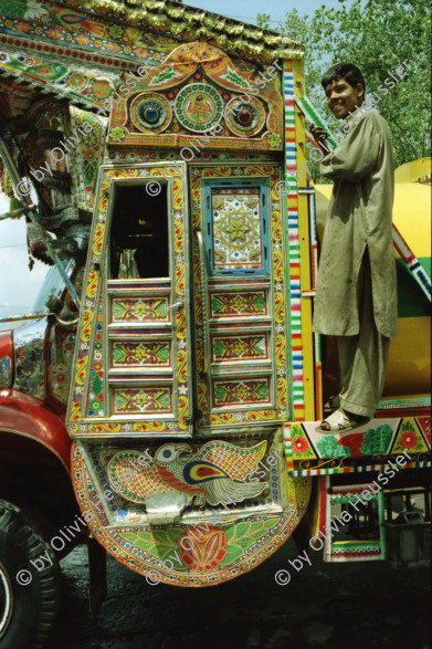 Image of sheet 20030110 photo 20: Murree city (Punjabi, Urdu: مری) is a popular hill station and a summer resort, especially for the residents of Islamabad, and for the cities of the province of Punjab, Pakistan. Murree is also the administrative centre of Murree Tehsil, which is a sub-division of Rawalpindi District and includes the Murree Hills.
Lastwagen Trucks Holz Wood Water Wasser Bäume Wald Forest Trees People in a Beerdigung Funeral Néstle Werbung Publicity