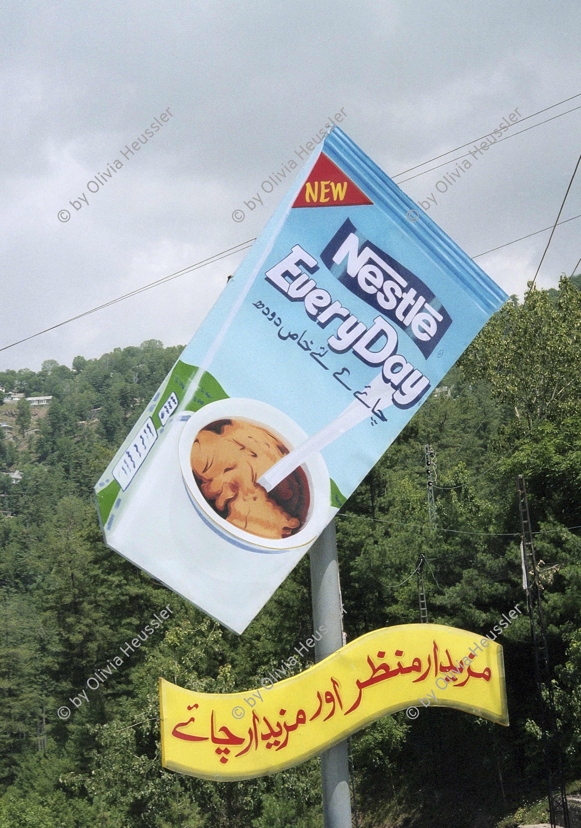Image of sheet 20030110 photo 20030110: Nestlé macht Werbung für ihre Milch und Trinkwasser.
Pakistan Punjab: Werbung für Produkte des Nahrungsmittelkonzern Nestlé. 23/05/2003 
Murree Publicity for Nestlé Every Day.