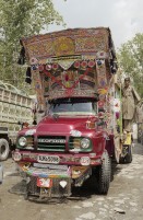Image of sheet 20030110 photo 21: Ein typisch pakistanisch geschmückter Lastwagen Pakistan 2003
Pakistan Punjab Murree: Stolzer Chauffeur vor seinem reichlich dekoriertem Lastwagen. Pakistan Punjab Murree. Typical truck for tansport of goods. 23/05/2003
