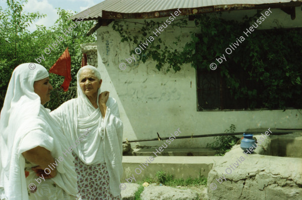 Image of sheet 20030110 photo 23: Murree city (Punjabi, Urdu: مری) is a popular hill station and a summer resort, especially for the residents of Islamabad, and for the cities of the province of Punjab, Pakistan. Murree is also the administrative centre of Murree Tehsil, which is a sub-division of Rawalpindi District and includes the Murree Hills.
Lastwagen Trucks Holz Wood Water Wasser Bäume Wald Forest Trees People in a Beerdigung Funeral Néstle Werbung Publicity