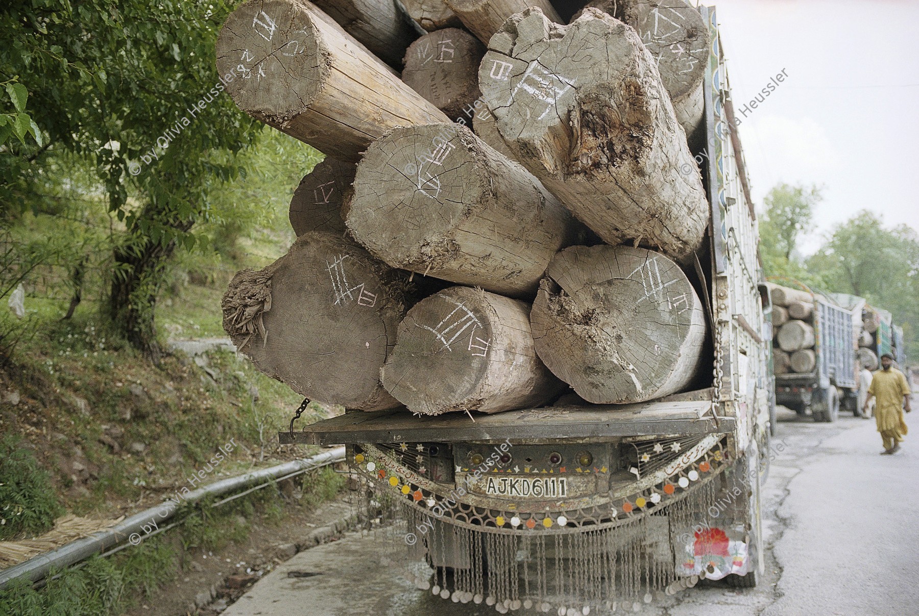 Image of sheet 20030110 photo 26: Ein pakistanischer Lastwagen transportiert Holz Baumstämme Pakistan
Pakistan Punjab Murree: Holzwirtschaft. 23/05/2003 Punjab Murree. Transport of wood. Holzverarbeitung Transport