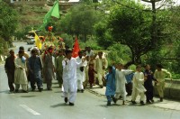 Image of sheet 20030110 photo 30: Murree city (Punjabi, Urdu: مری) is a popular hill station and a summer resort, especially for the residents of Islamabad, and for the cities of the province of Punjab, Pakistan. Murree is also the administrative centre of Murree Tehsil, which is a sub-division of Rawalpindi District and includes the Murree Hills.
Lastwagen Trucks Holz Wood Water Wasser Bäume Wald Forest Trees People in a Beerdigung Funeral Néstle Werbung Publicity