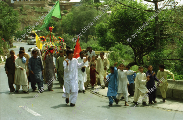 Image of sheet 20030110 photo 30: Murree city (Punjabi, Urdu: مری) is a popular hill station and a summer resort, especially for the residents of Islamabad, and for the cities of the province of Punjab, Pakistan. Murree is also the administrative centre of Murree Tehsil, which is a sub-division of Rawalpindi District and includes the Murree Hills.
Lastwagen Trucks Holz Wood Water Wasser Bäume Wald Forest Trees People in a Beerdigung Funeral Néstle Werbung Publicity