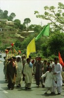 Image of sheet 20030110 photo 31: Murree city (Punjabi, Urdu: مری) is a popular hill station and a summer resort, especially for the residents of Islamabad, and for the cities of the province of Punjab, Pakistan. Murree is also the administrative centre of Murree Tehsil, which is a sub-division of Rawalpindi District and includes the Murree Hills.
Lastwagen Trucks Holz Wood Water Wasser Bäume Wald Forest Trees People in a Beerdigung Funeral Néstle Werbung Publicity
