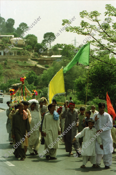 Image of sheet 20030110 photo 31: Murree city (Punjabi, Urdu: مری) is a popular hill station and a summer resort, especially for the residents of Islamabad, and for the cities of the province of Punjab, Pakistan. Murree is also the administrative centre of Murree Tehsil, which is a sub-division of Rawalpindi District and includes the Murree Hills.
Lastwagen Trucks Holz Wood Water Wasser Bäume Wald Forest Trees People in a Beerdigung Funeral Néstle Werbung Publicity