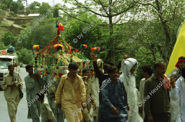 Image of sheet 20030110 photo 32: Murree city (Punjabi, Urdu: مری) is a popular hill station and a summer resort, especially for the residents of Islamabad, and for the cities of the province of Punjab, Pakistan. Murree is also the administrative centre of Murree Tehsil, which is a sub-division of Rawalpindi District and includes the Murree Hills.
Lastwagen Trucks Holz Wood Water Wasser Bäume Wald Forest Trees People in a Beerdigung Funeral Néstle Werbung Publicity