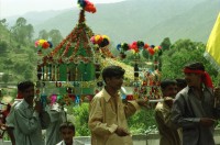 Image of sheet 20030110 photo 34: Murree city (Punjabi, Urdu: مری) is a popular hill station and a summer resort, especially for the residents of Islamabad, and for the cities of the province of Punjab, Pakistan. Murree is also the administrative centre of Murree Tehsil, which is a sub-division of Rawalpindi District and includes the Murree Hills.
Lastwagen Trucks Holz Wood Water Wasser Bäume Wald Forest Trees People in a Beerdigung Funeral Néstle Werbung Publicity