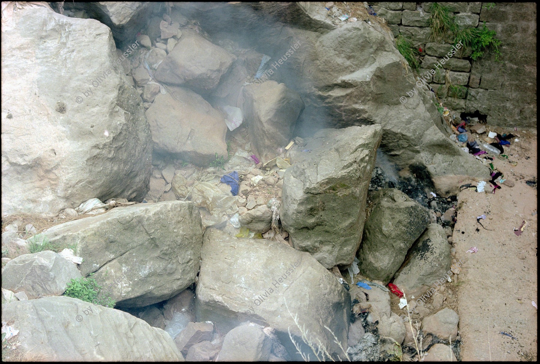 Image of sheet 20030110 photo 5: Bachbett als Abfallhalde Müll Halde Verschmutzung Umwelt
Pakistan Punjab Murree Polluted dryed river. People are burning carbigde in dryed river. 23/05/2003