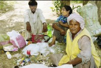 Image of sheet 20030120 photo 0: Afganische Flüchtlingsfamilien beim Recycling und Sortieren von Abfall
Pakistan Islamabad: Menschen sammeln Abfall zur wiederverwertung. 23/05/2003 Islamabad People are recycling some personel garbidge.
Pet plastic bottle Entsorgung