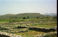 Image of sheet 20030120 photo 11: Sirkap (Urdu: سر کپ) is the name of an archaeological site on the bank opposite to the city of Taxila, Punjab, Pakistan. The city of Sirkap was built by the Greco-Bactrian king Demetrius after he invaded ancient Pakistan around 180 BC. Demetrius founded in the northern and northwestern Indian subcontinent (modern day Pakistan) an Indo-Greek kingdom that was to last until around 10 BC. Sirkap is also said to have been rebuilt by king Menander I. Wasserbrunnen, Mauern Mann im Schatten restauriert In den Stupas Nr. 14a wurden die Mönche eingeäschert. Männer baden schwimmen Khanpurkanal in einem Wasserkanal der Wasser nach Islamabad bringt. Eine Familie recycles sammelt Petflaschen und Abfall.