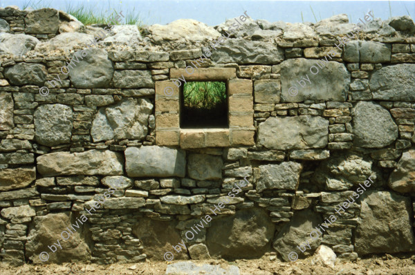 Image of sheet 20030120 photo 14: Sirkap (Urdu: سر کپ) is the name of an archaeological site on the bank opposite to the city of Taxila, Punjab, Pakistan. The city of Sirkap was built by the Greco-Bactrian king Demetrius after he invaded ancient Pakistan around 180 BC. Demetrius founded in the northern and northwestern Indian subcontinent (modern day Pakistan) an Indo-Greek kingdom that was to last until around 10 BC. Sirkap is also said to have been rebuilt by king Menander I. Wasserbrunnen, Mauern Mann im Schatten restauriert In den Stupas Nr. 14a wurden die Mönche eingeäschert. Männer baden schwimmen Khanpurkanal in einem Wasserkanal der Wasser nach Islamabad bringt. Eine Familie recycles sammelt Petflaschen und Abfall.