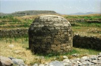 Image of sheet 20030120 photo 15: Sirkap (Urdu: سر کپ) is the name of an archaeological site on the bank opposite to the city of Taxila, Punjab, Pakistan. The city of Sirkap was built by the Greco-Bactrian king Demetrius after he invaded ancient Pakistan around 180 BC. Demetrius founded in the northern and northwestern Indian subcontinent (modern day Pakistan) an Indo-Greek kingdom that was to last until around 10 BC. Sirkap is also said to have been rebuilt by king Menander I. Wasserbrunnen, Mauern Mann im Schatten restauriert In den Stupas Nr. 14a wurden die Mönche eingeäschert. Männer baden schwimmen Khanpurkanal in einem Wasserkanal der Wasser nach Islamabad bringt. Eine Familie recycles sammelt Petflaschen und Abfall.
