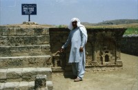 Image of sheet 20030120 photo 16: Sirkap (Urdu: سر کپ) is the name of an archaeological site on the bank opposite to the city of Taxila, Punjab, Pakistan. The city of Sirkap was built by the Greco-Bactrian king Demetrius after he invaded ancient Pakistan around 180 BC. Demetrius founded in the northern and northwestern Indian subcontinent (modern day Pakistan) an Indo-Greek kingdom that was to last until around 10 BC. Sirkap is also said to have been rebuilt by king Menander I. Wasserbrunnen, Mauern Mann im Schatten restauriert In den Stupas Nr. 14a wurden die Mönche eingeäschert. Männer baden schwimmen Khanpurkanal in einem Wasserkanal der Wasser nach Islamabad bringt. Eine Familie recycles sammelt Petflaschen und Abfall.