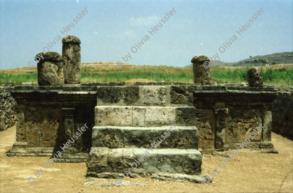 Image of sheet 20030120 photo 17: Sirkap (Urdu: سر کپ) is the name of an archaeological site on the bank opposite to the city of Taxila, Punjab, Pakistan. The city of Sirkap was built by the Greco-Bactrian king Demetrius after he invaded ancient Pakistan around 180 BC. Demetrius founded in the northern and northwestern Indian subcontinent (modern day Pakistan) an Indo-Greek kingdom that was to last until around 10 BC. Sirkap is also said to have been rebuilt by king Menander I. Wasserbrunnen, Mauern Mann im Schatten restauriert In den Stupas Nr. 14a wurden die Mönche eingeäschert. Männer baden schwimmen Khanpurkanal in einem Wasserkanal der Wasser nach Islamabad bringt. Eine Familie recycles sammelt Petflaschen und Abfall.