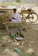 Image of sheet 20030120 photo 19: Mann sitzt im Schatten eines Baumes. Er macht Ausgrabungen. Im Vordergrund liegen seine Werkzeuge. Arbeit Ausgrabungen Archeology Archäologie
Pakistan Taxila Sirkap: Restaurierungsarbeiten einer Befestigungsmauer der alten Griechen aus dem 2 Jahrhundert vor Christus. 23/05/2003 OBJE_ Pakistan Punjab Taxila Sirkap. Man is working in the orderly walled city of sirkap builded by the Bactrian Greeks 2nd century BC.