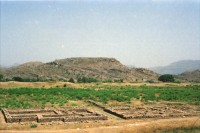 Image of sheet 20030120 photo 25: Sirkap (Urdu: سر کپ) is the name of an archaeological site on the bank opposite to the city of Taxila, Punjab, Pakistan. The city of Sirkap was built by the Greco-Bactrian king Demetrius after he invaded ancient Pakistan around 180 BC. Demetrius founded in the northern and northwestern Indian subcontinent (modern day Pakistan) an Indo-Greek kingdom that was to last until around 10 BC. Sirkap is also said to have been rebuilt by king Menander I. Wasserbrunnen, Mauern Mann im Schatten restauriert In den Stupas Nr. 14a wurden die Mönche eingeäschert. Männer baden schwimmen Khanpurkanal in einem Wasserkanal der Wasser nach Islamabad bringt. Eine Familie recycles sammelt Petflaschen und Abfall.