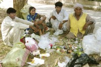 Image of sheet 20030120 photo 4: Eine afghanische Flüchtlingsfamilie trennt Abfall für Recycling
Pakistan Islamabad: Menschen sammeln Abfall zur wiederverwertung. 23/05/2003 OBJE_ Pakistan Islamabad People are recycling some personel garbidge
pet bottle plastic Flaschen Arbeit Familie Refugees Frau Mann Sohn Söhne