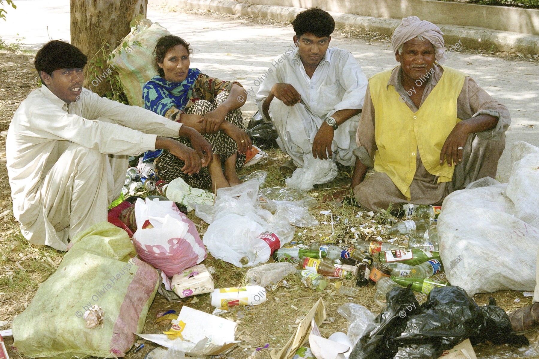 Image of sheet 20030120 photo 4: Eine afghanische Flüchtlingsfamilie trennt Abfall für Recycling
Pakistan Islamabad: Menschen sammeln Abfall zur wiederverwertung. 23/05/2003 OBJE_ Pakistan Islamabad People are recycling some personel garbidge
pet bottle plastic Flaschen Arbeit Familie Refugees Frau Mann Sohn Söhne