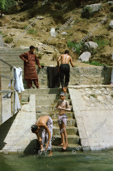 Image of sheet 20030120 photo 33: Sirkap (Urdu: سر کپ) is the name of an archaeological site on the bank opposite to the city of Taxila, Punjab, Pakistan. The city of Sirkap was built by the Greco-Bactrian king Demetrius after he invaded ancient Pakistan around 180 BC. Demetrius founded in the northern and northwestern Indian subcontinent (modern day Pakistan) an Indo-Greek kingdom that was to last until around 10 BC. Sirkap is also said to have been rebuilt by king Menander I. Wasserbrunnen, Mauern Mann im Schatten restauriert In den Stupas Nr. 14a wurden die Mönche eingeäschert. Männer baden schwimmen Khanpurkanal in einem Wasserkanal der Wasser nach Islamabad bringt. Eine Familie recycles sammelt Petflaschen und Abfall.