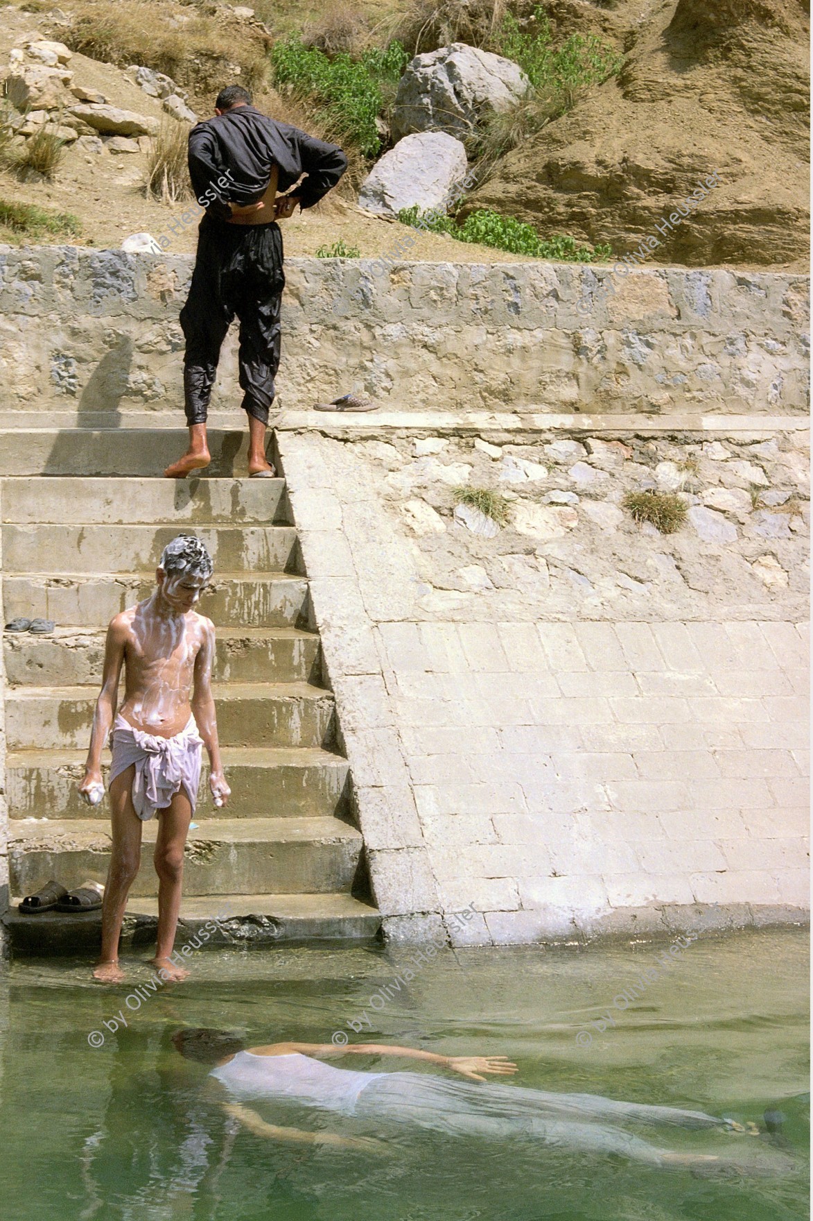 Image of sheet 20030120 photo 34: Männer kühlen sich im Khan Pur Kanal. Der Kanal bringt Trinkwasser in die Hauptstadt Islamabad.
OBJE_Pakistan Punjab Taxila. Mens are taking a bath in the Khanpur aquadukt near Jaulian wich brings fresh water to the Capital of Islamabad .23/05/2003