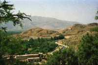 Image of sheet 20030130 photo 10: Khanpurdamm bringt Wasser nach Islamabad
Jaulian (Urdu: جھولیاں) are the ruins of an ancient buddhistic monastery near Taxila, Punjab (Pakistan), Pakistan. 
Mann steckt seinen Finger in den Nabel des Budas, dies sollte ihm Glück bringen.
Kinder baden schwimmen bei einem Mühlerad Wasserrad Gruppe Mädchen springen Rikscha Velo
Portrait Mädchen Buddhas ohne Gesicht

Pakistan: Kinder Wasser Brunnen Tourismus Mädchen Baum Bäume Holz

Taxila (griechische Form des Namens; eigentlich Sanskrit, तक्षशिला, f. Takṣaśilā, Takshashila; wörtl: „Hügel des Taksha“, Pali: Takkasilā) war die historische Hauptstadt des Reiches Gandhara, das sich über die östlichen Gebiete des heutigen Afghanistan und den Nordwesten Pakistans erstreckte. Taxila erlebte seine Blütezeit vom fünften vorchristlichen bis zum fünften Jahrhundert unserer Zeit. Am Schnittpunkt dreier wichtiger Handelsstraßen gelegen, war der Ort von erheblicher wirtschaftlicher und strategischer Bedeutung. Die Überreste der Stadt, ein reichhaltiger Fundort für archäologische Forschungen, liegen etwa 35 km nordwestlich von Islamabad in der pakistanischen Provinz Punjab nahe der Grenze zur Nordwestprovinz und an der sogenannten Grand Trunk Road. Seit 1980 werden die archäologischen Stätten des früheren Taxila von der UNESCO als Weltkulturerbe gelistet.