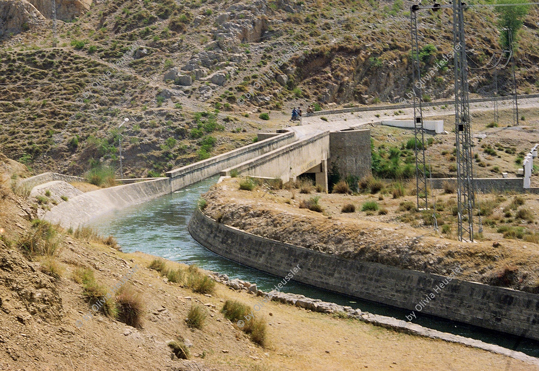 Image of sheet 20030130 photo 13: Der Khan Pur Kanal überquert eine Strasse auf dem Weg nach der Haupstadt Islamabads.
OBJE_Pakistan Punjab Taxila. This waterway is supply for the capital of Islamabad and crosses the highway.
23/05/2003