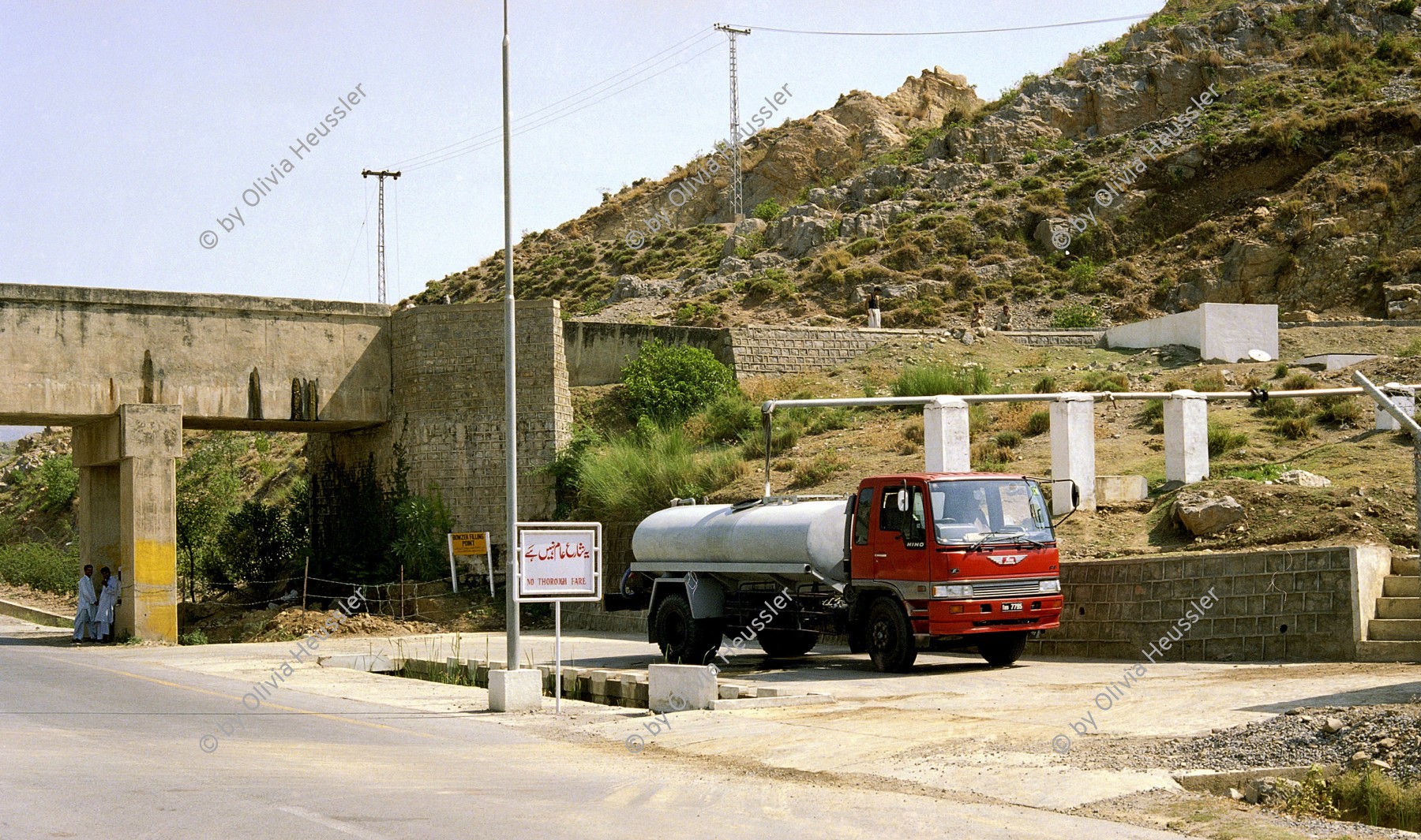 Image of sheet 20030130 photo 15: Lastwagen beim abpumpen von frischem Wasser aus dem Khan pur  Kanal
Pakistan Punjab Taxila: Lastwagen bringen Wasser aus dem Kanal für die Hauptstadt Taxila Truck for watertransport filling up from khanpur channel wich brings water to Islamabad. 23/05/2003